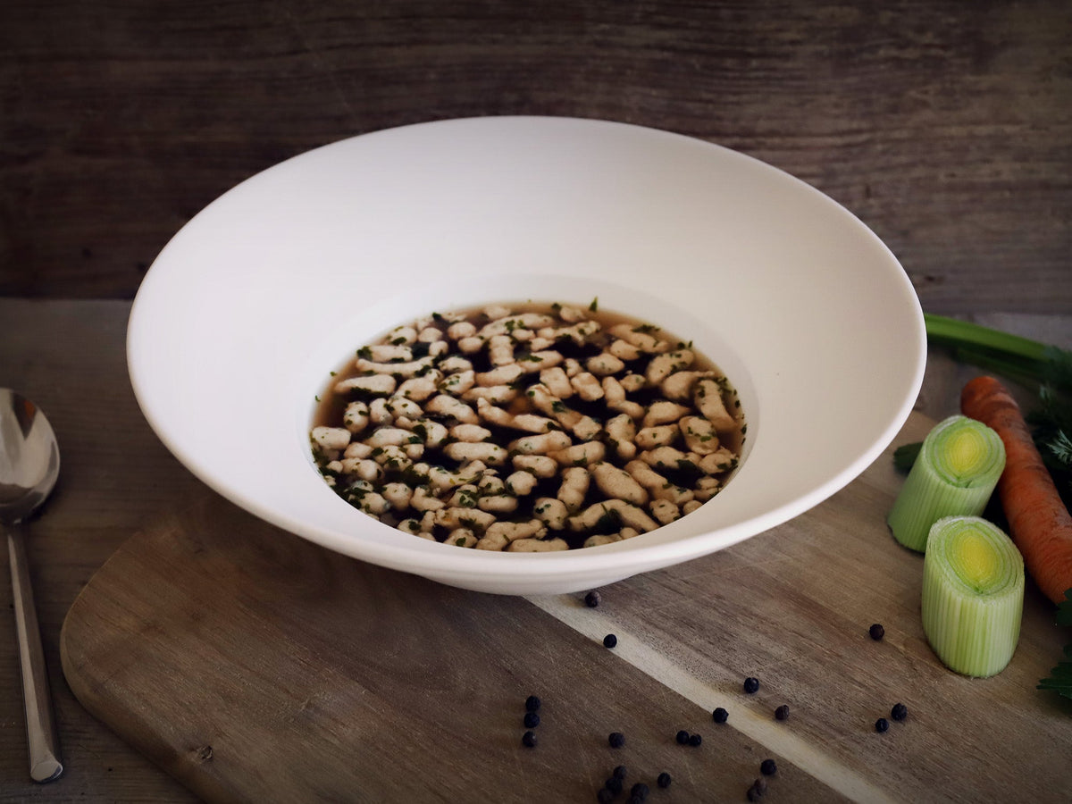 Das Bild zeigt Bio Brätspätzle als Suppeneinlage. Die feinen Spätzle mit Brät eignen sich perfekt für Suppen, Eintöpfe oder als herzhafte Beilage. Ideal für traditionelle Küche und wärmende Gerichte.