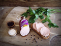 Das Bild zeigt Land.Luft Bio Fleischwurst (Brühwurst). Die hochwertige Wurstspezialität eignet sich perfekt für Brotzeit, Brötchen, Sandwiches oder als herzhafter Snack für Feinschmecker
