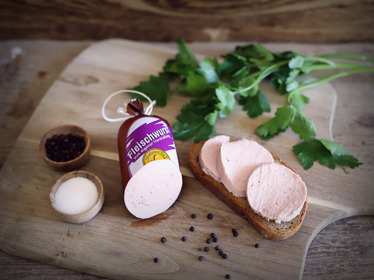 Das Bild zeigt Land.Luft Bio Fleischwurst (Brühwurst). Die hochwertige Wurstspezialität eignet sich perfekt für Brotzeit, Brötchen, Sandwiches oder als herzhafter Snack für Feinschmecker