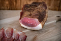 Auf dem Bild ist ein Bio Bauerngeräucherter Schlegel von Land.Luft zu sehen – aromatisch geräuchert und ideal für Brotzeit, Wurstplatten oder herzhafte Mahlzeiten.