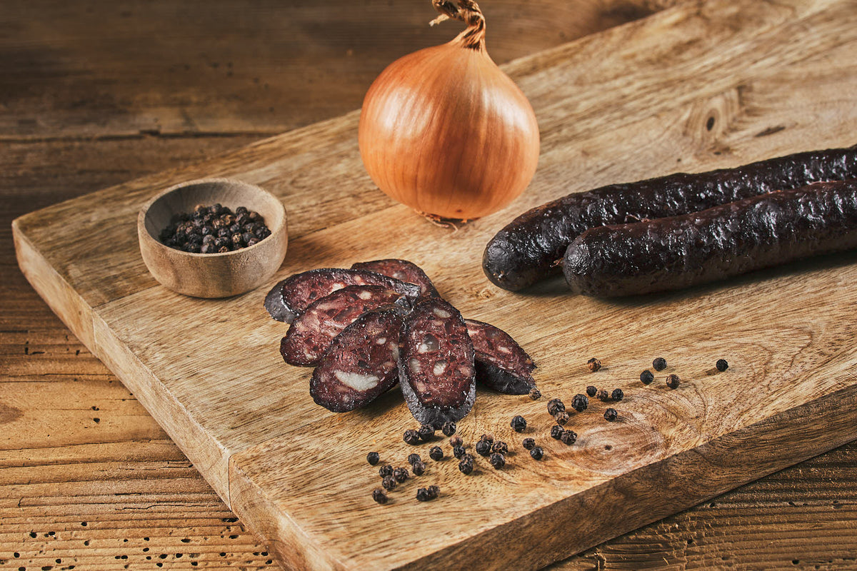 Auf dem Bild ist Land.Luft Bauernschwarze in Bio-Qualität zu sehen – aromatisch und herzhaft, ideal für Brotzeit, Wurstplatten oder als herzhafter Snack. Jetzt bequem online kaufen und bestellen