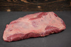 Auf dem Bild ist Bio Angus Rind Brisket zu sehen – die ganze Rinderbrust vom Weiderind, zart und aromatisch