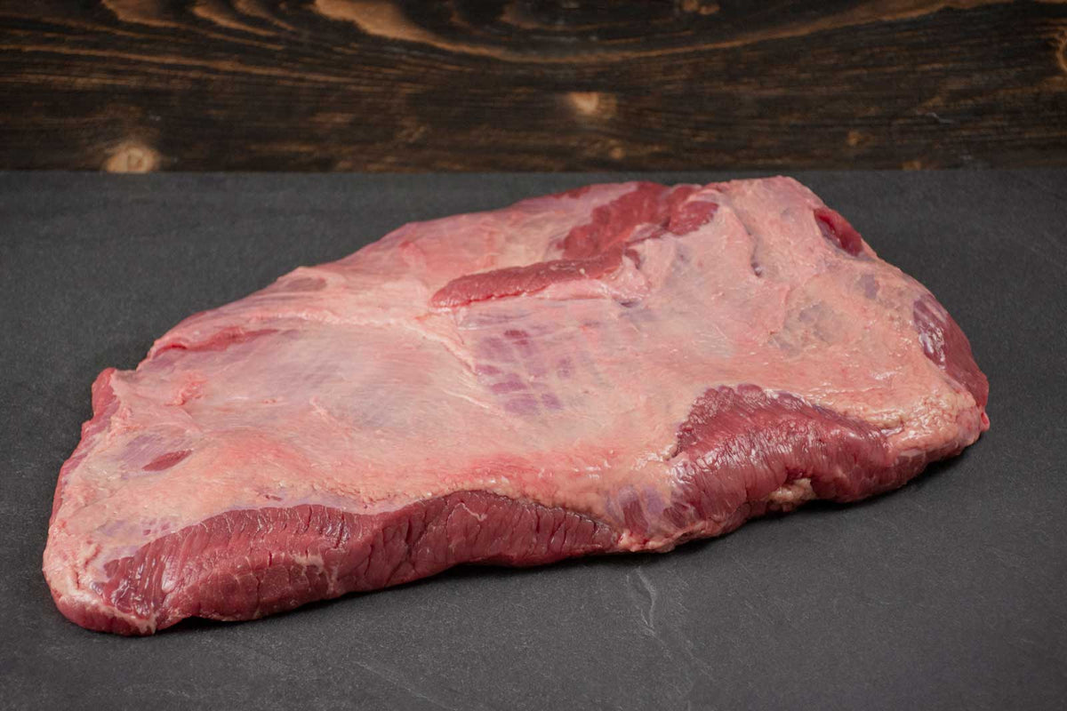 Auf dem Bild ist Bio Angus Rind Brisket zu sehen – die ganze Rinderbrust vom Weiderind, zart und aromatisch