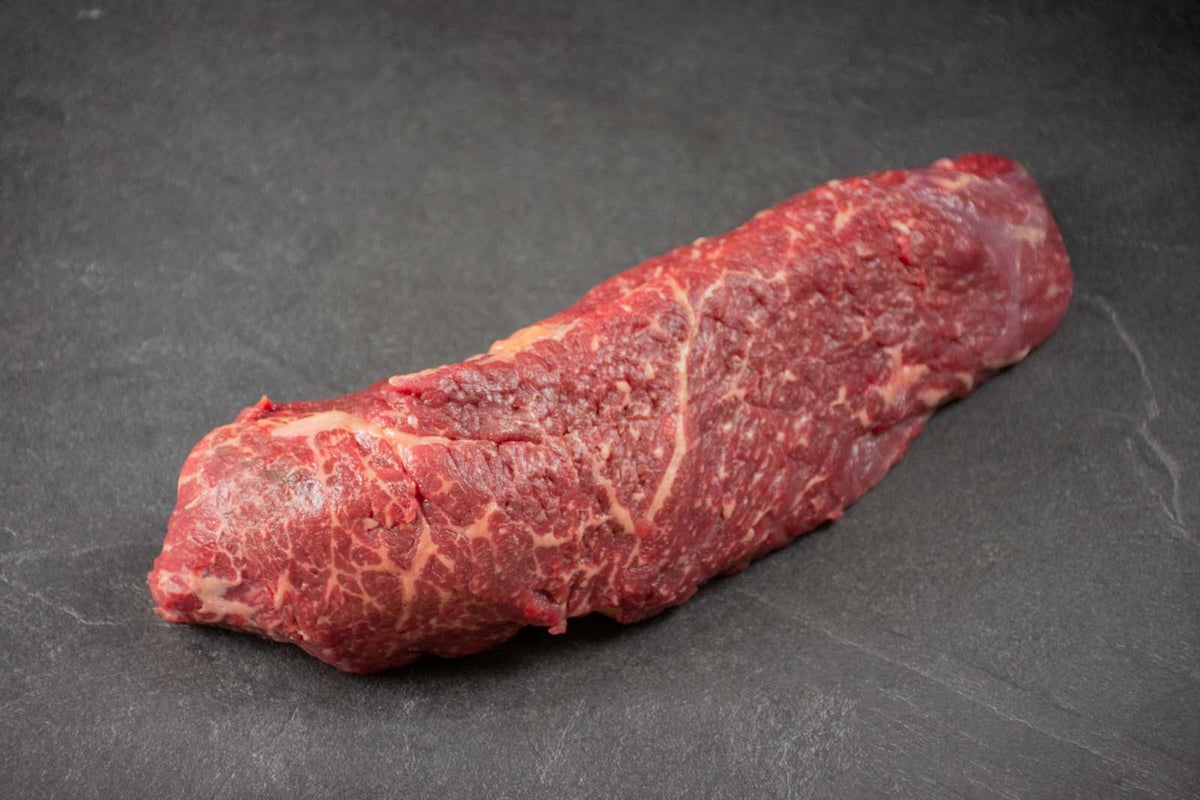 Das Bild zeigt Bio Angus Rind Bürgermeisterstück (Pastorenstück, Hüftscherzl). Das hochwertige Rindfleisch überzeugt durch Zartheit und intensiven Geschmack.