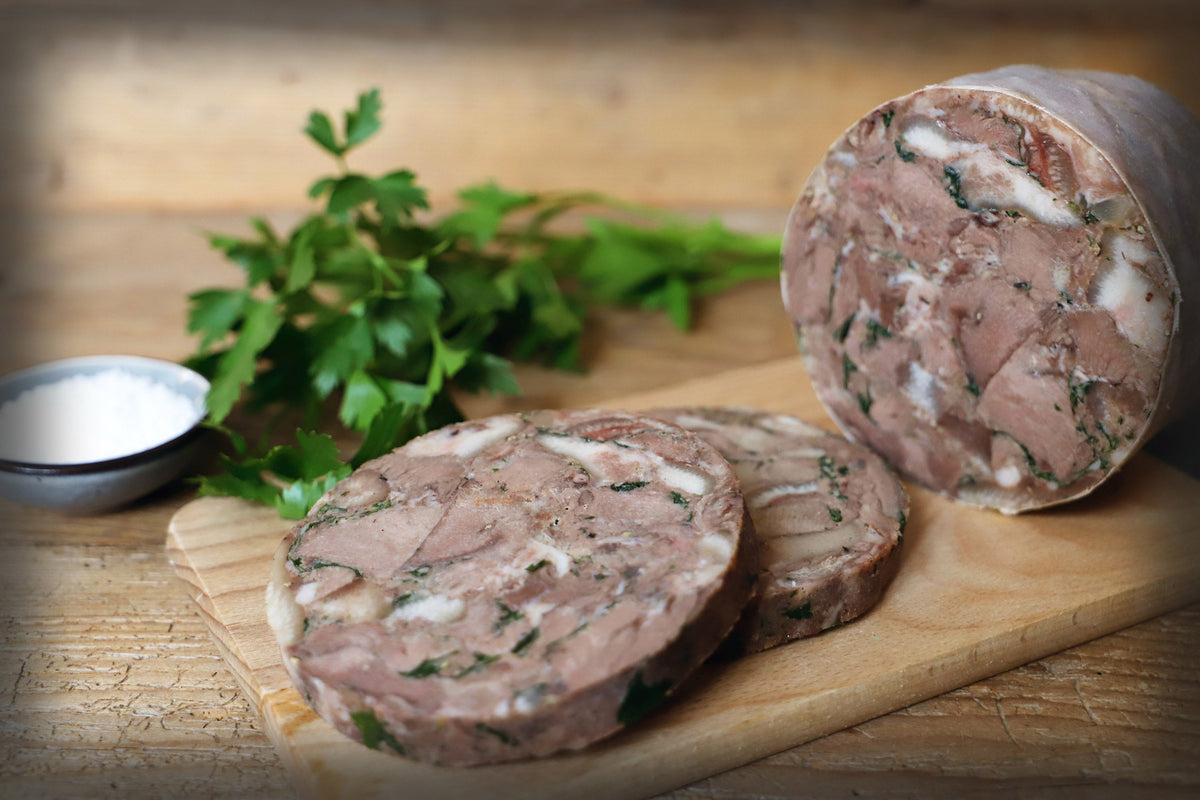 Auf dem Bild ist Bio Coppa di Testa zu sehen – ein traditioneller italienischer Presssack, aromatisch gewürzt und ideal für Brotzeit, Antipasti oder Wurstplatten.