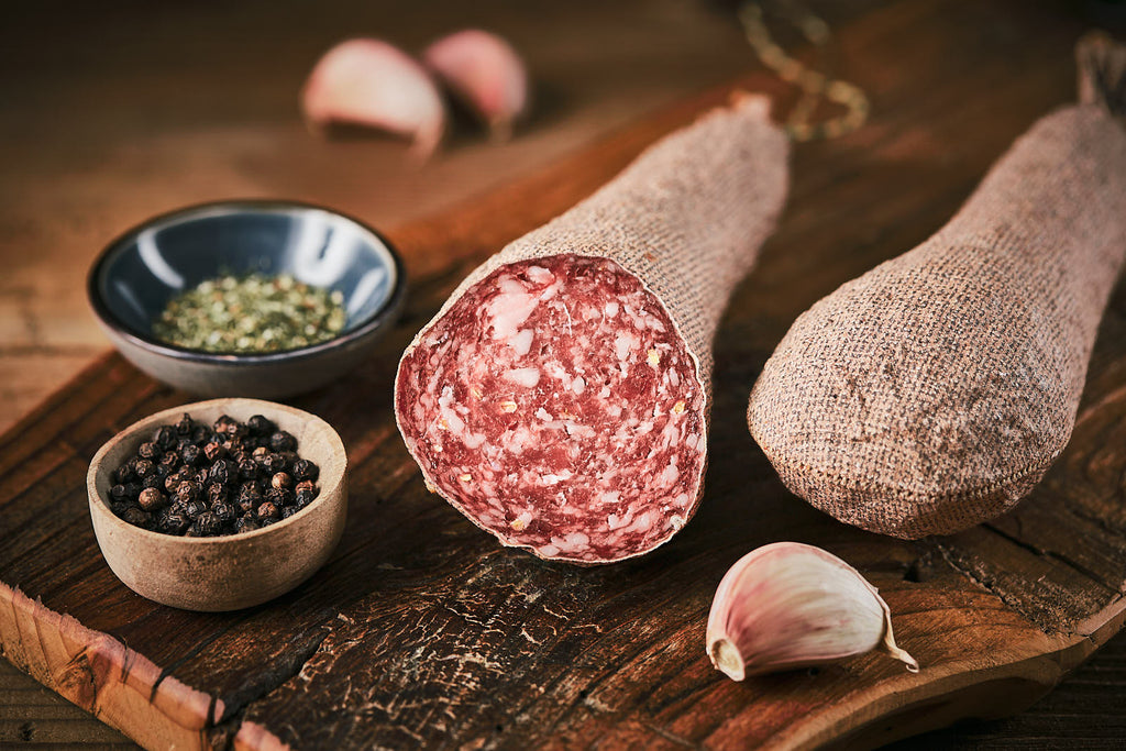Auf dem Bild sehen Sie die Bio Land.Luft Fenchelsalami – aromatisch, würzig und ideal als Snack, für Brotzeit oder Wurstplatten. Jetzt bequem online kaufen und bestellen.