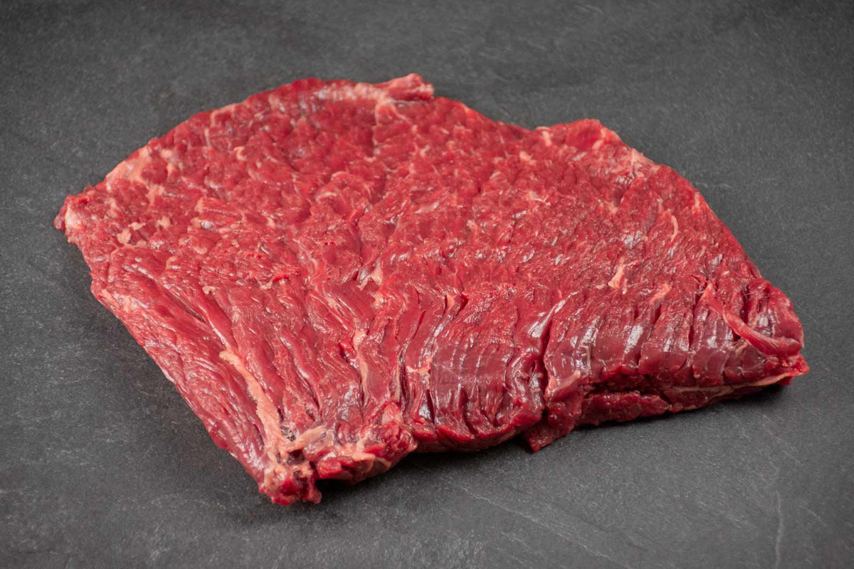 Auf dem Bild ist Bio Angus Rinder Flanksteak zu sehen – auch bekannt als Rinderhose oder Bavette. Zartes, aromatisches Fleisch, ideal zum Grillen, Braten oder für herzhafte Pfannengerichte