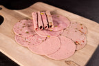 Auf dem Bild ist eine Auswahl gemischter Aufschnittwurst in Bio-Qualität zu sehen, darunter Lyoner, Paprikalyoner, Jagdwurst und Bierschinken. Alle aufgeschnitten und bereit für Brotzeit oder Wurstplatten.