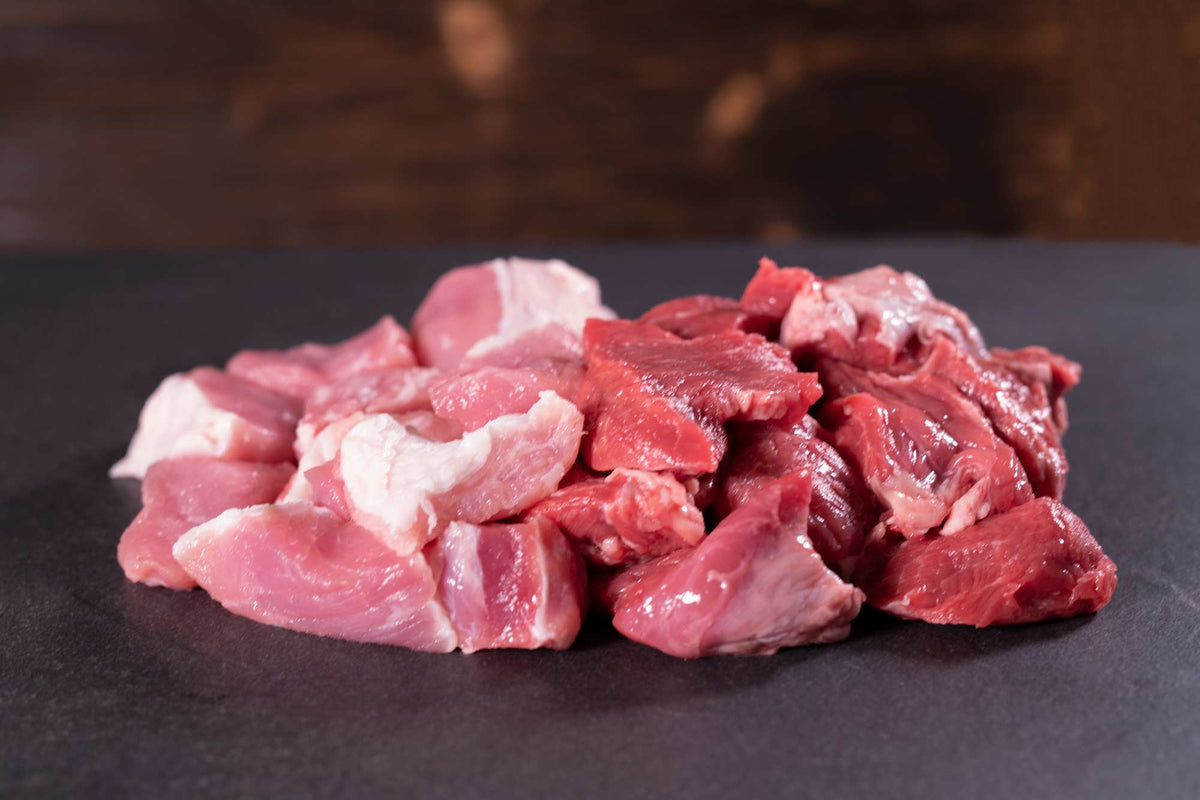 Auf dem Bild sind Bio Rind- und Schweinefleischstücke zu sehen, ideal zum Selber-Drehen von Hackfleisch – perfekt für herzhafte Gerichte