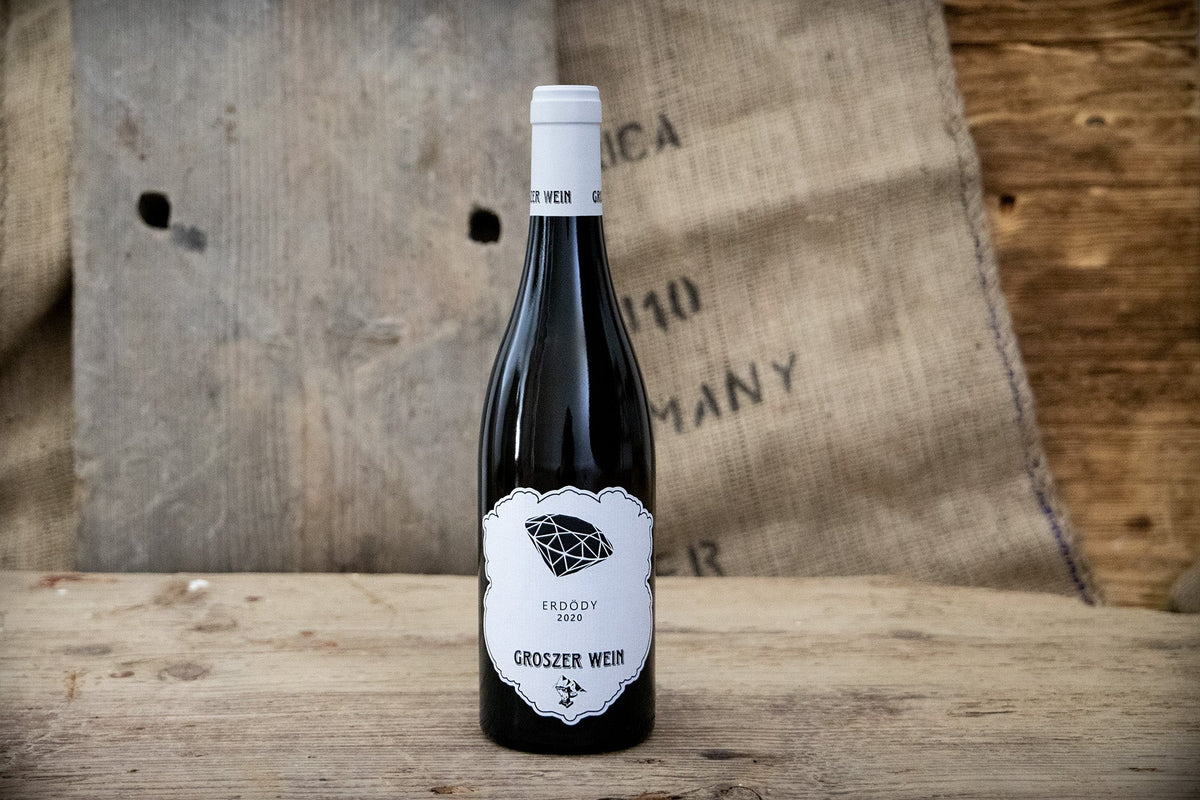 Das Bild zeigt Groszer Wein Erdödy 2020. Der hochwertige Wein aus dem Südburgenland überzeugt mit intensiven Fruchtaromen, eleganter Struktur und eignet sich perfekt für Weinliebhaber, besondere Anlässe oder als Geschenk.