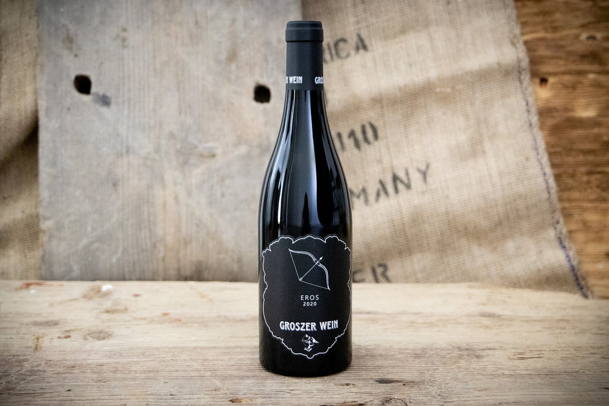 Das Bild zeigt Groszer Wein Eros 2020. Der hochwertige Wein überzeugt mit intensiven Frucht- und Gewürznoten, samtiger Struktur und perfekter Balance. Ideal für Genießer, besondere Anlässe oder als Geschenk.