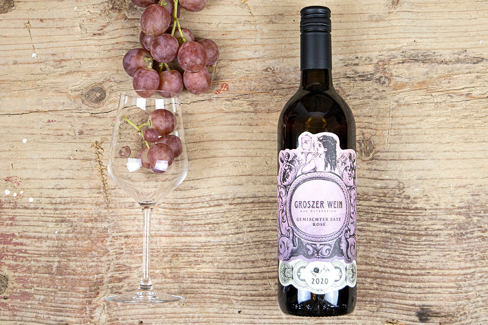 Auf dem Bild ist ein Groszer Wein Gemischter Satz Rosé zu sehen – ein fruchtiger und aromatischer Wein, ideal zum Genießen oder als Begleiter zu leichten Gerichten.