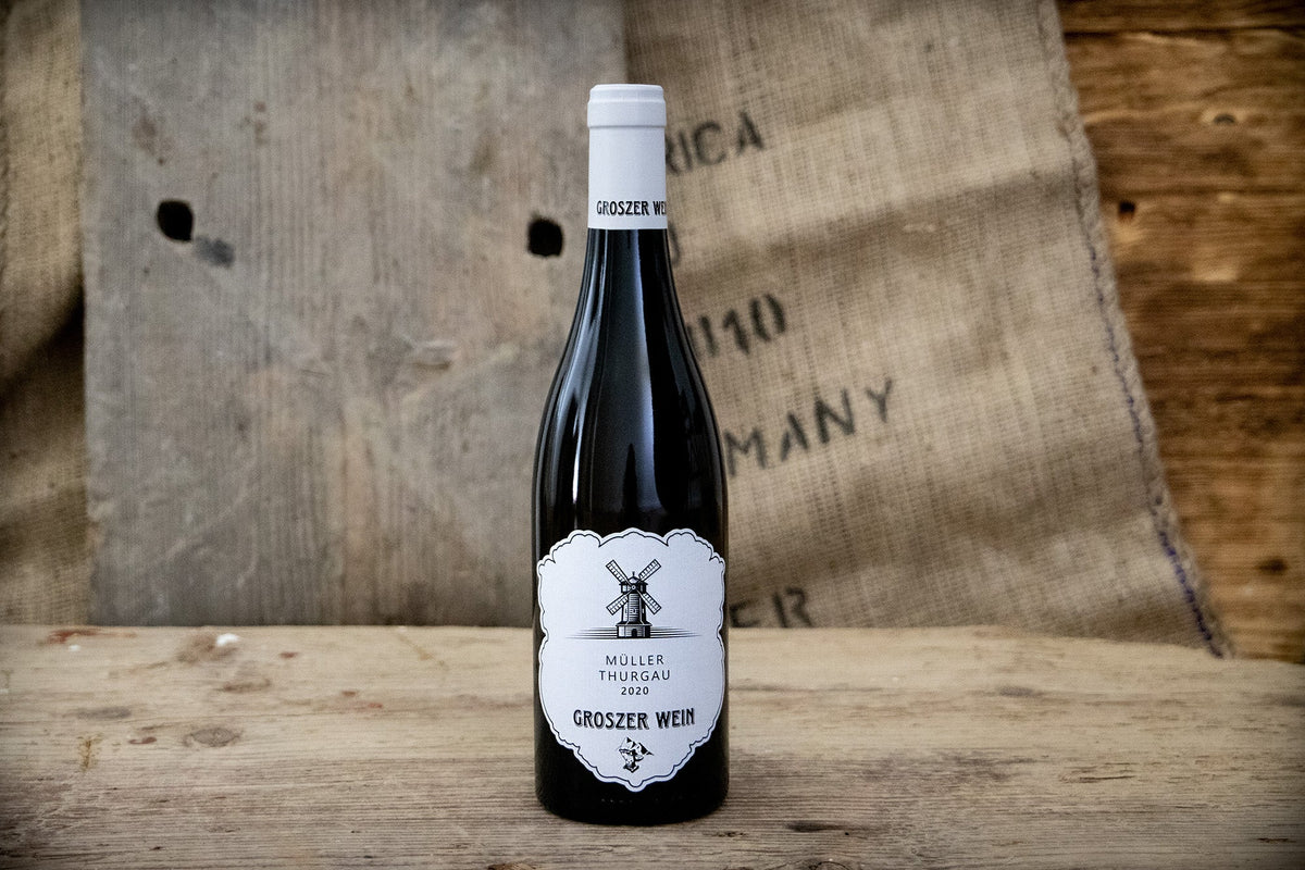 Das Bild zeigt Groszer Wein Müller-Thurgau 2020. Der hochwertige Weißwein aus dem Südburgenland überzeugt mit feinen Fruchtaromen, lebendiger Säure und eleganter Frische. Perfekt für Weinliebhaber, leichte Gerichte oder als erfrischender Aperitif