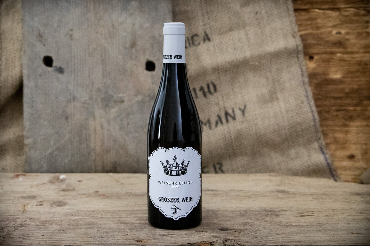 Das Bild zeigt Groszer Wein Welschriesling 2020. Der hochwertige Weißwein überzeugt mit fruchtigen Aromen, lebendiger Säure und ausgewogener Frische. Ideal für Weinliebhaber, leichte Gerichte oder als erfrischender Aperitif.