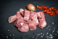 Auf dem Bild ist Bio Gulaschfleisch vom Schwein zu sehen – saftig und zart, ideal zum Schmoren, für Gulaschgerichte oder herzhafte Eintöpfe.