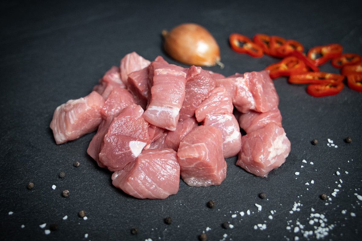 Auf dem Bild ist Bio Gulaschfleisch vom Schwein zu sehen – saftig und zart, ideal zum Schmoren, für Gulaschgerichte oder herzhafte Eintöpfe.