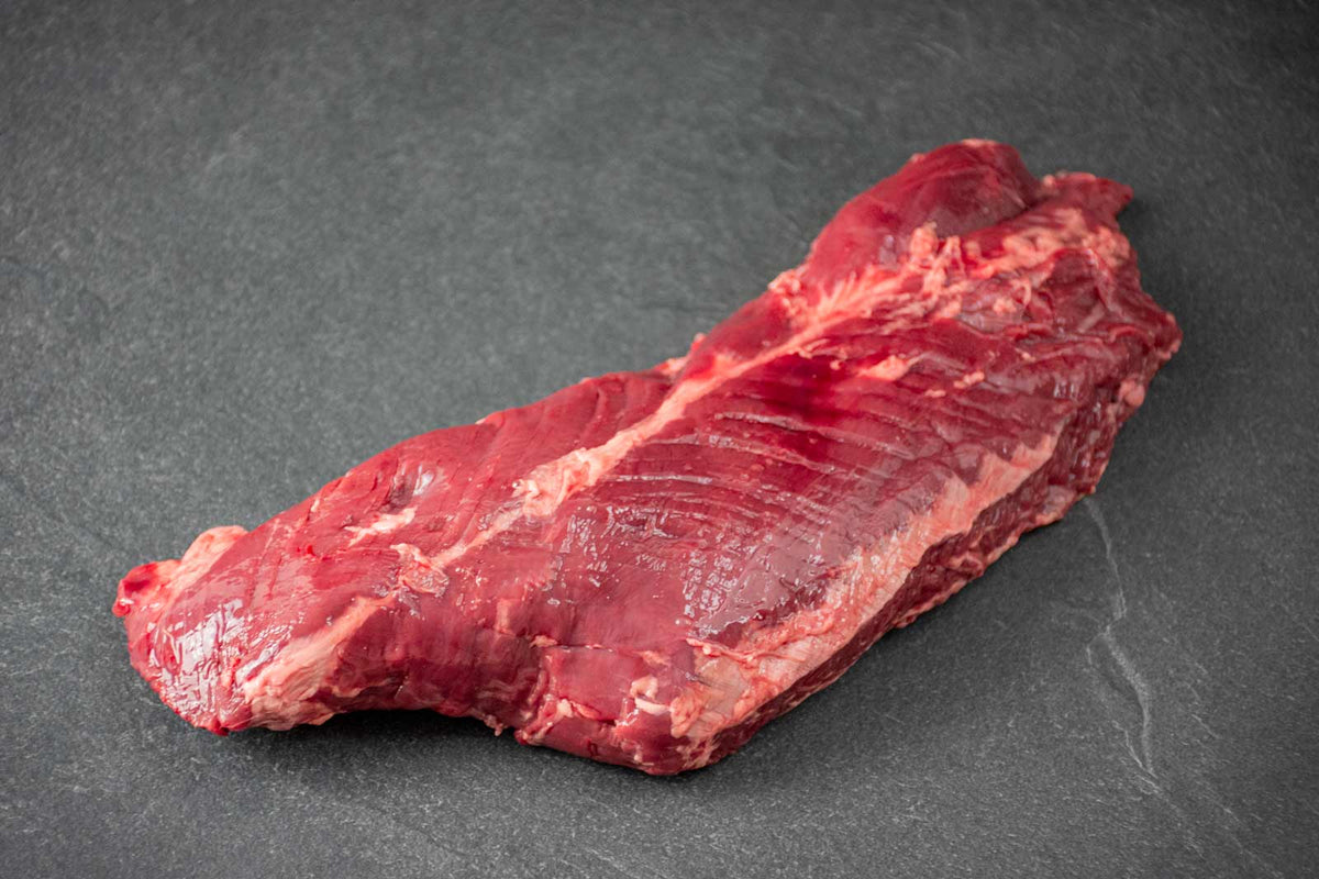 Das Bild zeigt Bio Angus Rind Hanging Tender (Onglet, Nierenzapfen). Das hochwertige Rindfleisch überzeugt mit intensiven Aromen, zarter Textur und eignet sich perfekt zum Kurzbraten, Grillen oder für Feinschmecker-Gerichte.