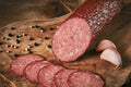 Auf dem Bild ist Land.Luft Kochsalami in Bio-Qualität zu sehen – aromatisch, würzig und ideal für Brotzeit, Wurstplatten oder herzhafte Snacks. Jetzt bequem online im Onlineshop bestellen.