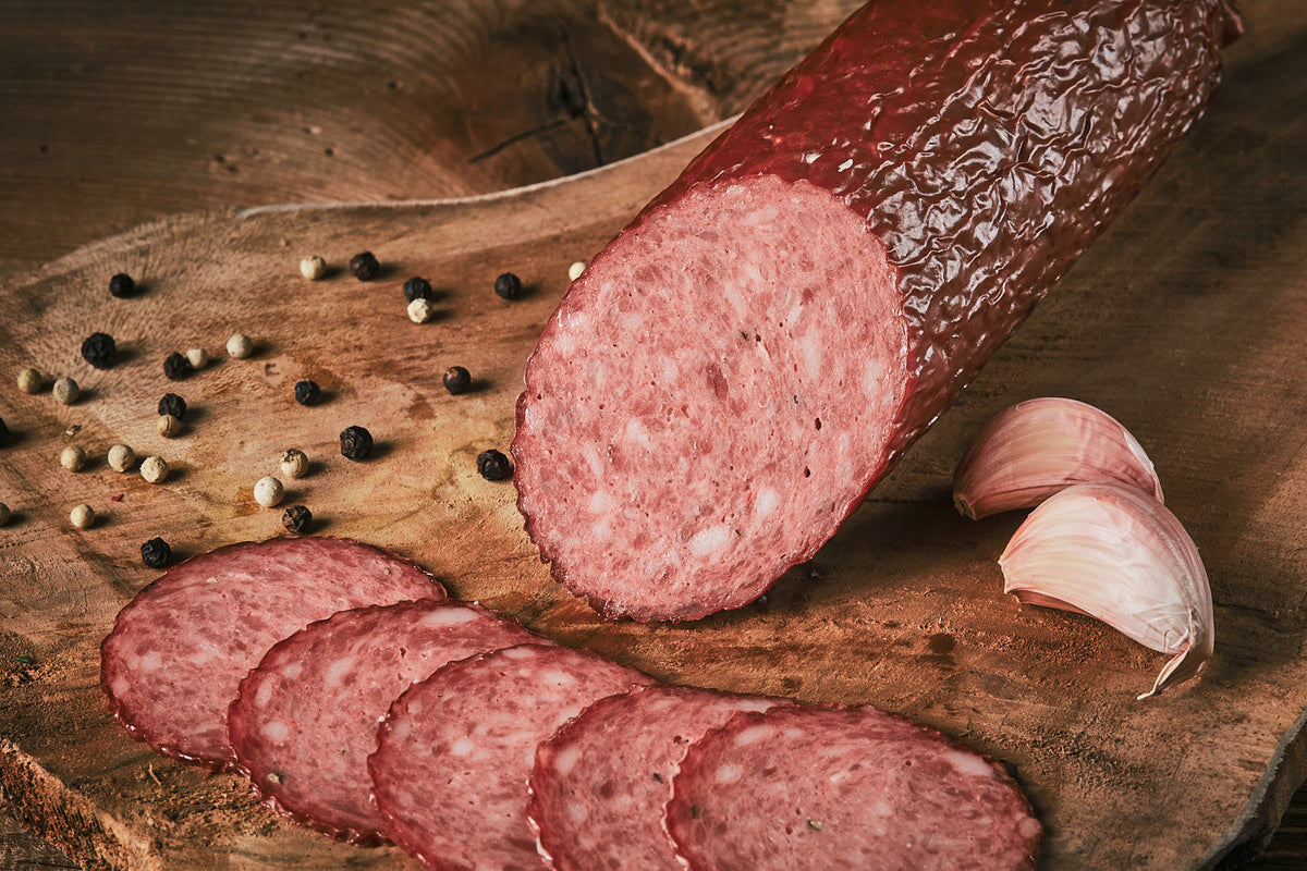 Auf dem Bild ist Land.Luft Kochsalami in Bio-Qualität zu sehen – aromatisch, würzig und ideal für Brotzeit, Wurstplatten oder herzhafte Snacks. Jetzt bequem online im Onlineshop bestellen.