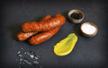 Auf dem Bild sind Land.Luft Bio Käsekrainer zu sehen. 
Saftig, würzig und ideal als Snack, für Grillabende oder Brotzeit.