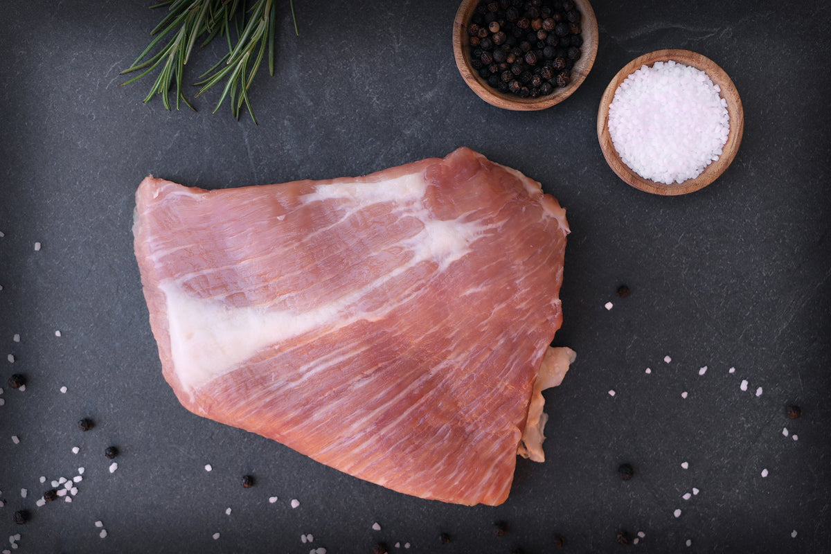 Auf dem Bild ist unser geheimes Bio Schweinefilet „Secreto“ zu sehen. Ein besonders zartes und aromatisches Teilstück vom Schwein, ideal zum Braten, Grillen oder für feine Pfannengerichte.