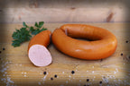 Das Bild zeigt Land.Luft Lyoner im Ring. Die hochwertige Wurstspezialität eignet sich ideal für Wurstsalat, Brotzeit, Brötchen oder als delikater Snack. Jetzt online im Land.Luft Onlineshop kaufen und direkt nach Hause liefern lassen