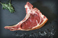 Das Bild zeigt Land.Luft Bio Ochsenkotelett (Clubsteak). Das hochwertige Rindfleisch überzeugt mit zartem Geschmack und eignet sich ideal zum Braten, Grillen oder für Gourmet-Gerichte. Jetzt online kaufen und direkt nach Hause liefern lassen