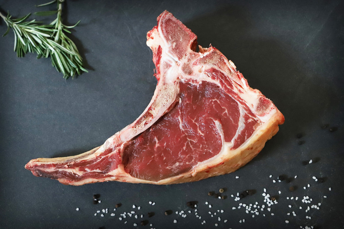 Das Bild zeigt Land.Luft Bio Ochsenkotelett (Clubsteak). Das hochwertige Rindfleisch überzeugt mit zartem Geschmack und eignet sich ideal zum Braten, Grillen oder für Gourmet-Gerichte. Jetzt online kaufen und direkt nach Hause liefern lassen