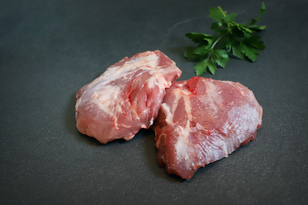 Auf dem Bild ist Land.Luft Schweineschulterdeckel ‚Cuscino‘ zu sehen – saftig, aromatisch und ideal zum Braten, Schmoren oder Grillen. Jetzt bequem online bestellen.
