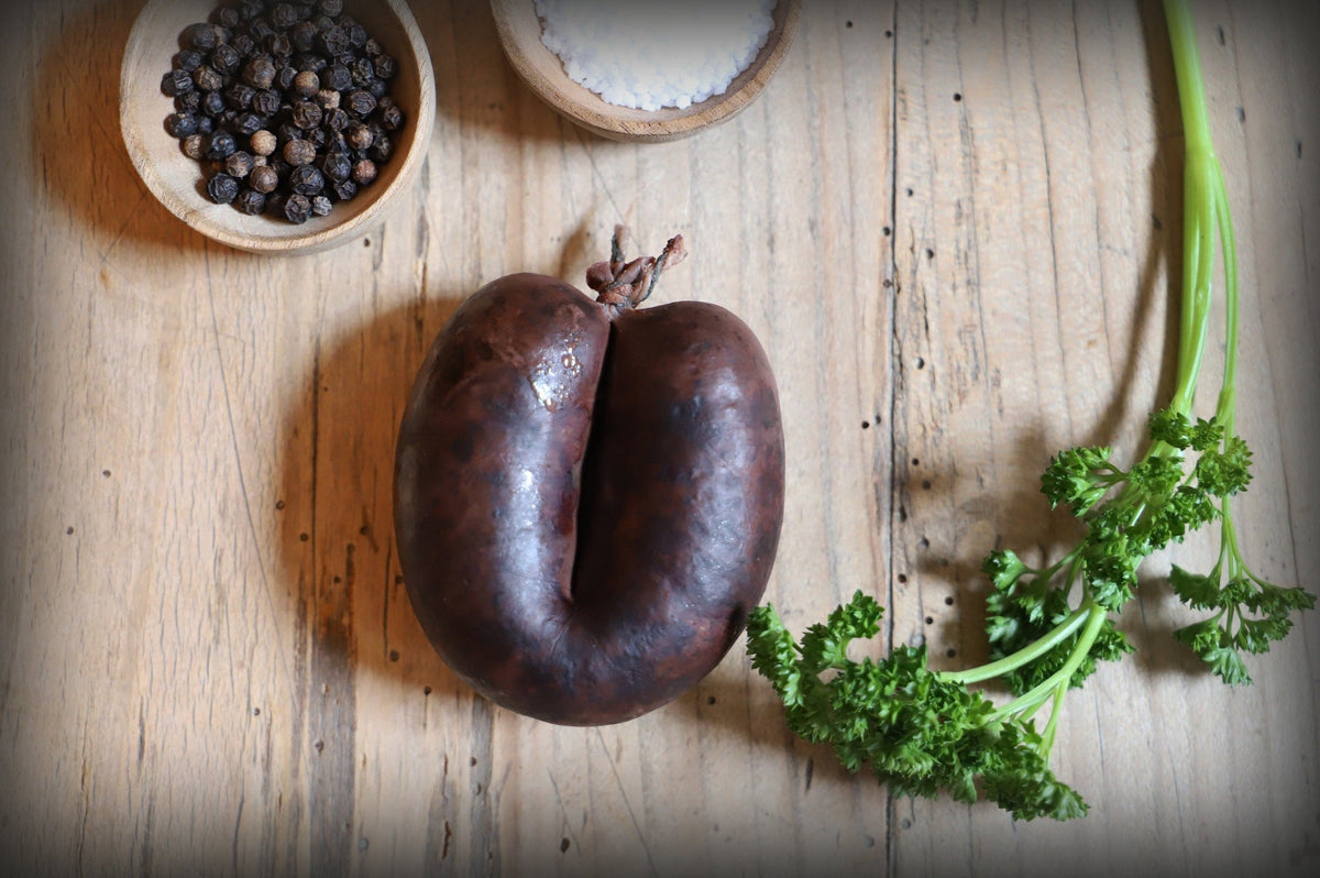 Das Bild zeigt frische kleine Bio Blutwurst. Die hochwertige Wurstspezialität eignet sich perfekt für Pfannengerichte, Eintöpfe, Brotzeit oder als delikater Snack für Feinschmecker.
