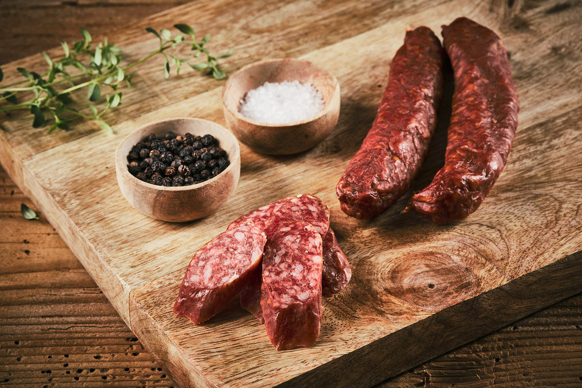 Auf dem Bild sind Bio Leberfinger Handwürste zu sehen – aromatisch, würzig und ideal als Snack, für Brotzeit oder Wurstplatten. 