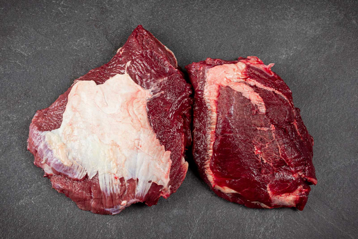 Das Bild zeigt Bio Angus Rind Ochsenbäckchen (Cheek Meat). Das hochwertige Rindfleisch eignet sich ideal zum Schmoren, für Schmorgerichte oder langsames Garen und überzeugt mit intensiven Fleischaromen und zarter Textur