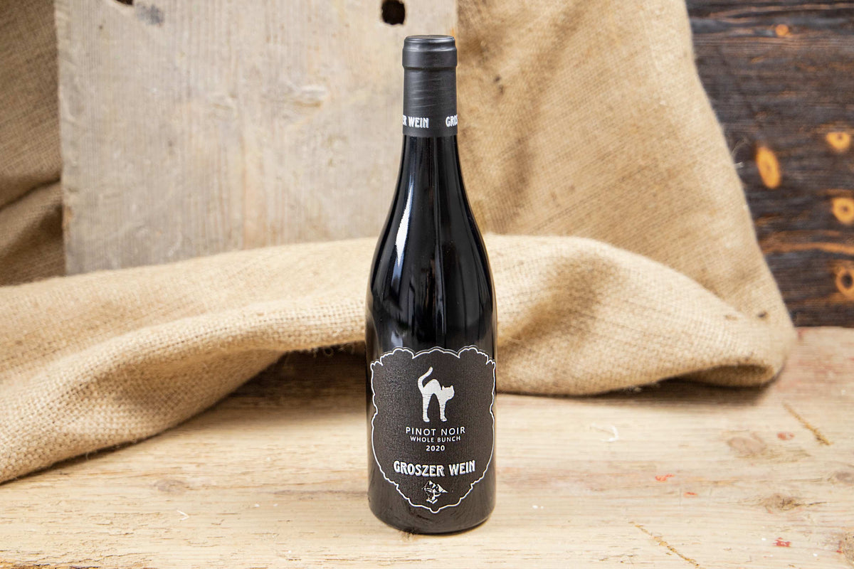 Auf dem Bild ist ein Pinot Noir Whole Bunch 2020 Wein zu sehen. 
Ein eleganter Rotwein mit feinen Aromen, ideal zum Genießen oder als Begleiter zu besonderen Speisen