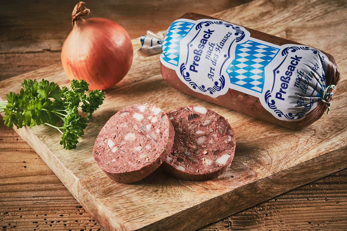 Auf dem Bild ist Land.Luft Pressack rot in Bio-Qualität zu sehen – eine herzhafte Wurstspezialität, ideal für Brotzeit, Brotbelag oder Wurstplatten. Jetzt bequem online kaufen und bestellen.