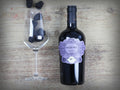 Das Bild zeigt eine Flasche Groszer Wein Eisenberg DAC Reserve vom Riegl neben einem Weinglas mit frischen Brombeeren. Die elegante Präsentation unterstreicht die Qualität des Weins und eignet sich perfekt für Genießer, besondere Anlässe oder als Geschenk