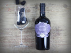 Das Bild zeigt eine Flasche Groszer Wein Eisenberg DAC Reserve vom Riegl neben einem Weinglas mit frischen Brombeeren. Die elegante Präsentation unterstreicht die Qualität des Weins und eignet sich perfekt für Genießer, besondere Anlässe oder als Geschenk
