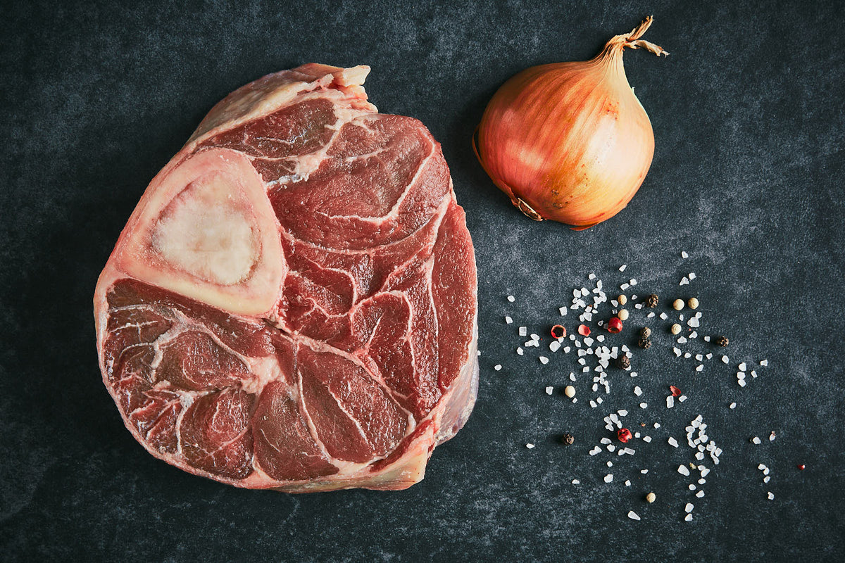 Das Bild zeigt Land.Luft Bio Rinderbeinscheibe. Das hochwertige Rindfleisch eignet sich perfekt für Schmorgerichte, Suppen oder Eintöpfe. Jetzt online kaufen und direkt nach Hause liefern lassen