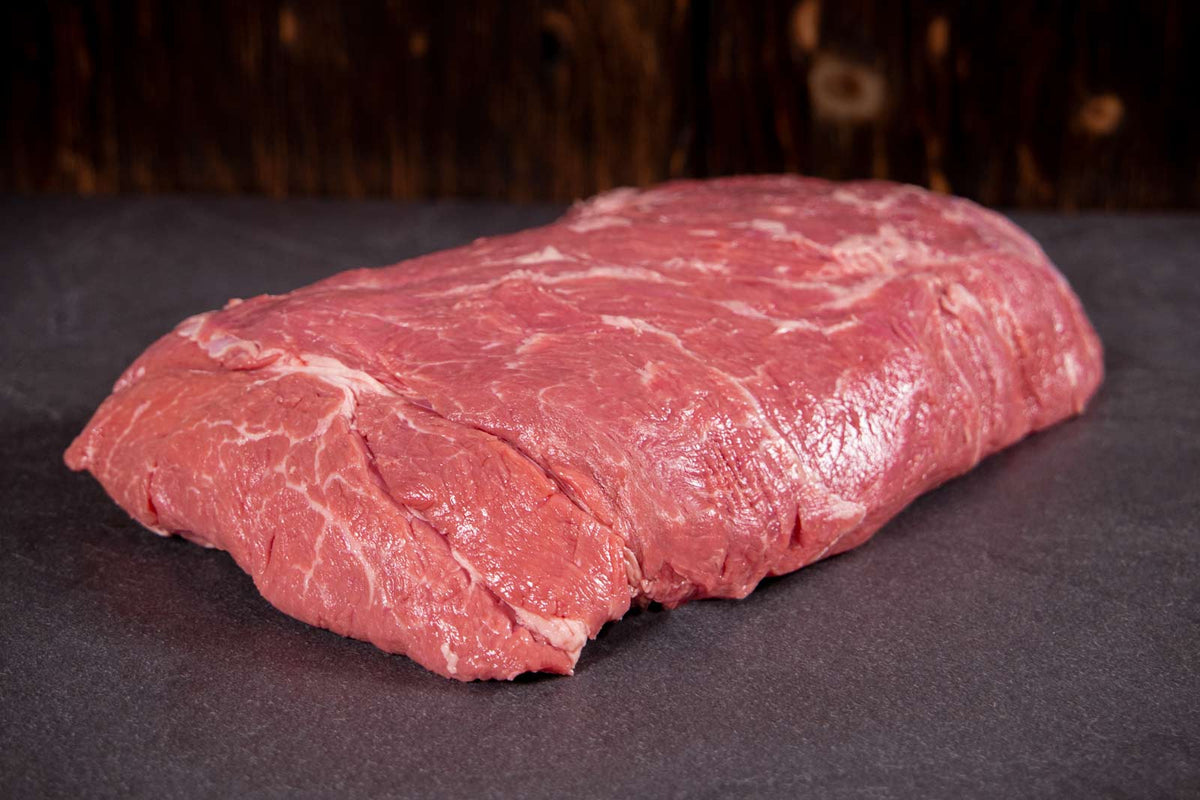 Das Bild zeigt Angus Rinderbraten zum Schmoren. Das hochwertige Rindfleisch eignet sich perfekt für Sonntagsgerichte, Schmorgerichte oder herzhafte Pfannengerichte. Zart, saftig und voller Geschmack.
