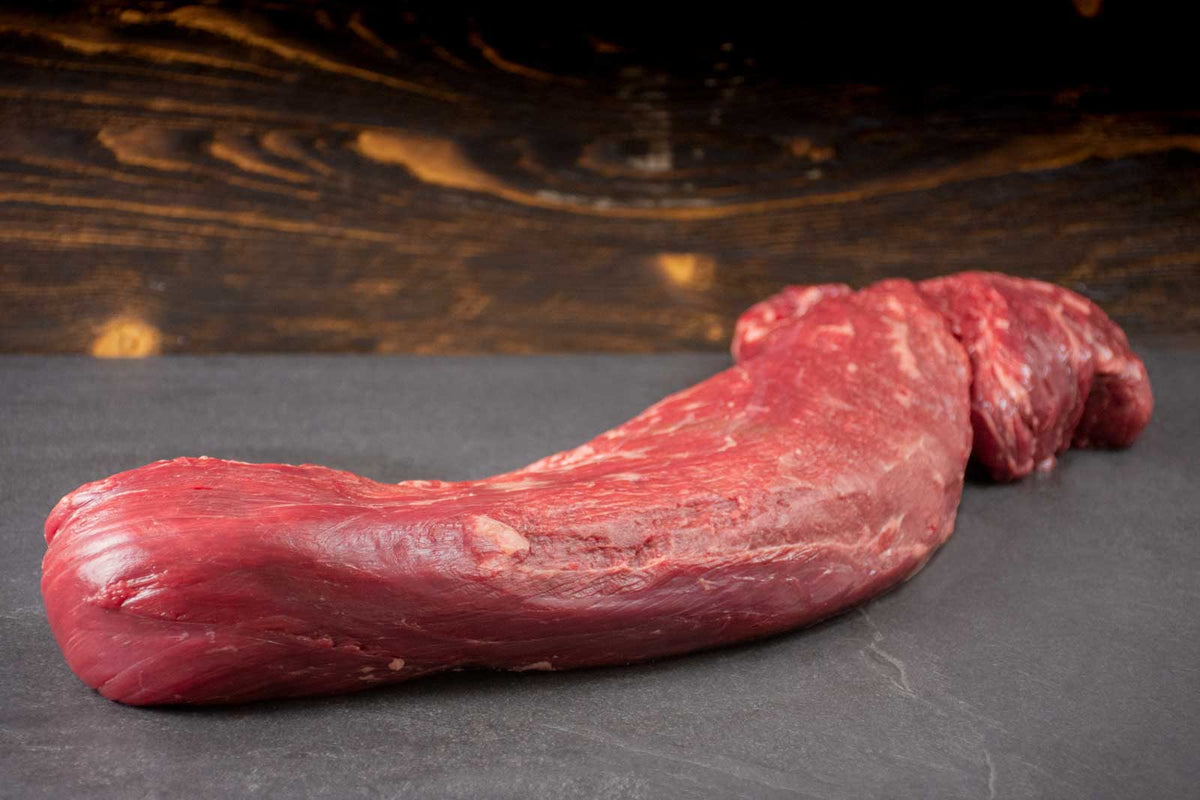 Das Bild zeigt Bio Angus Rind Rinderfilet mit Chateaubriand, Filetkopf und Filetspitze. Das hochwertige Rindfleisch eignet sich perfekt für Gourmet-Steaks, Braten oder herzhafte Pfannengerichte. 