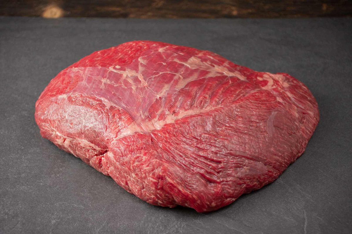 Das Bild zeigt eine Bio Angus Rinderhüfte. Aus dem hochwertigen Rindfleisch lassen sich Hüftsteaks, Sirloin und Rinderblume zubereiten. Ideal für Rinderbraten, Steakgerichte, Grillabende oder herzhafte Pfannengerichte.“