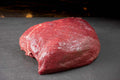 Auf dem Bild ist Bio Angus Rindernuss zu sehen – aus 100 % Weidehaltung, zart und aromatisch. Perfekt geeignet als Schmorbraten oder für herzhafte Pfannengerichte.