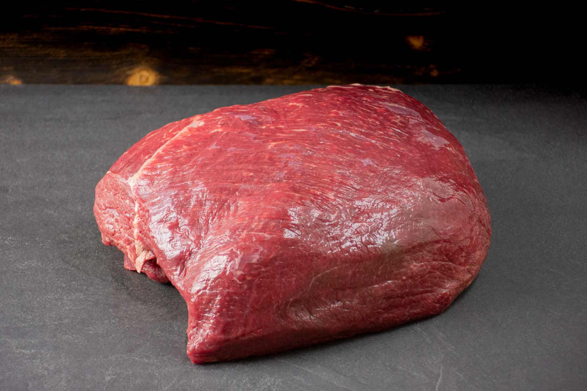 Auf dem Bild ist Bio Angus Rindernuss zu sehen – aus 100 % Weidehaltung, zart und aromatisch. Perfekt geeignet als Schmorbraten oder für herzhafte Pfannengerichte.