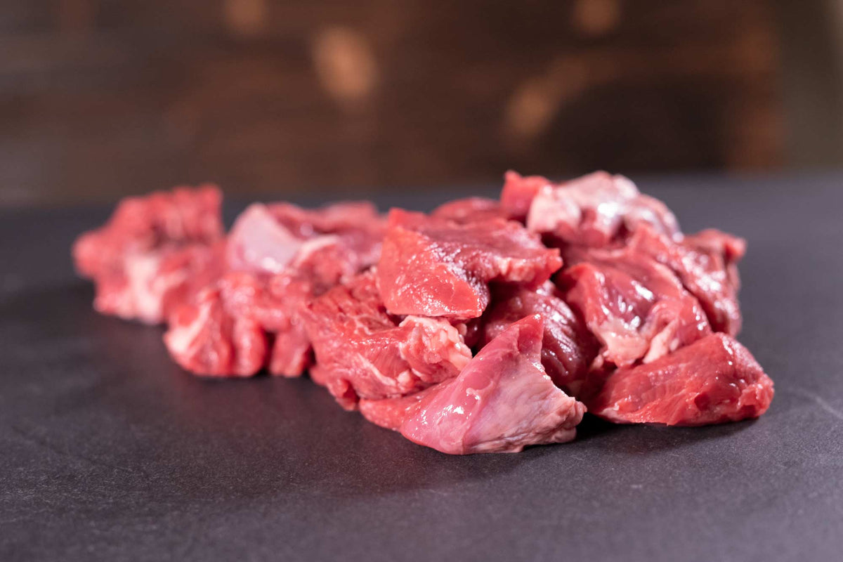 Auf dem Bild sind Bio Rindfleischstücke von Land.Luft zu sehen, die sich ideal zum Selber-Drehen von Hackfleisch eignen.