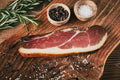 Das Bild zeigt Land.Luft Bio rohgeräucherten Schlegel. Die hochwertige Schinken-Spezialität überzeugt mit intensivem Aroma und eignet sich perfekt für Brotzeit, Brötchen, Sandwiches oder als delikater Snack. Jetzt online kaufen und direkt nach Hause liefern lassen