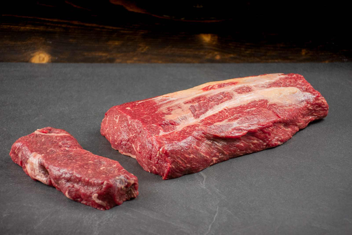 Das Bild zeigt Bio Angus Rind Roastbeef (Rumpsteak). Das hochwertige Rindfleisch eignet sich perfekt für Steakliebhaber, zum Braten, Grillen oder für herzhafte Pfannengerichte.