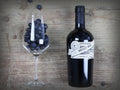 Das Bild zeigt eine Flasche Groszer Wein Saybritz neben einem dekorativen Weinglas mit Weintrauben. Die elegante Präsentation unterstreicht die Qualität des Weins und eignet sich perfekt für Weinliebhaber, besondere Anlässe oder als Geschenk.
