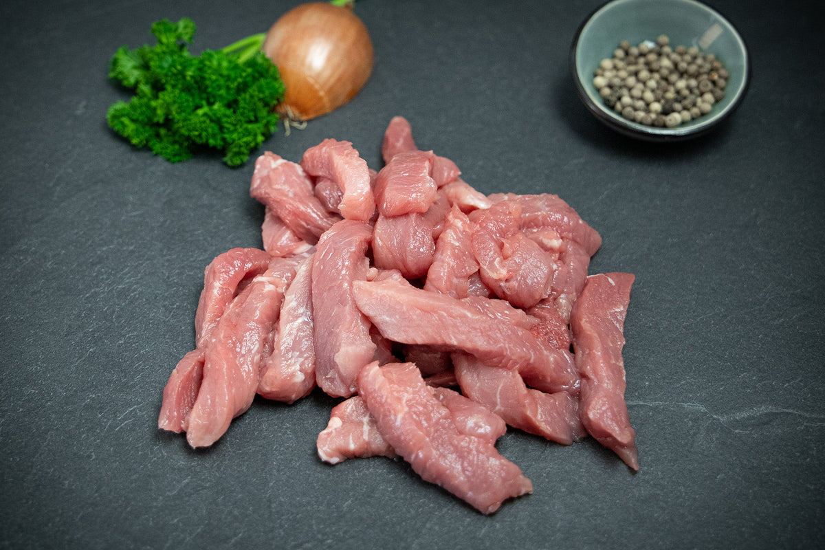 Auf dem Bild ist Schweinegeschnetzeltes Bio vom Weideschwein aus Niederbayern zu sehen – zart und saftig, ideal für Pfannengerichte, Schmorgerichte oder herzhafte Rezepte