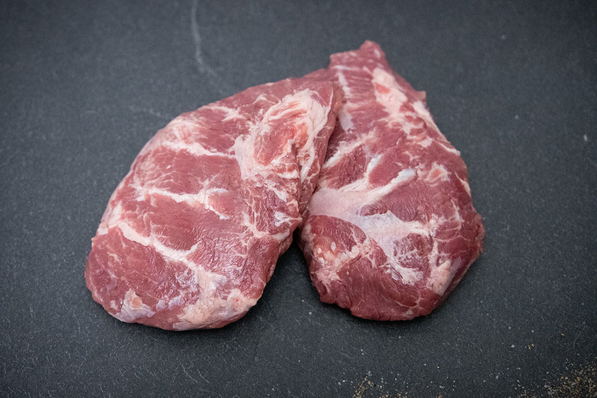 Auf dem Bild sind Bio Schweinebäckchen zu sehen – aus der Schweinekiefermuskulatur, zart und aromatisch. Ideal zum Schmoren, für herzhafte Eintöpfe oder Pfannengerichte.
