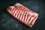 Das Bild zeigt Land.Luft Bio Schweinebauch am Stück. Das hochwertige Schweinefleisch eignet sich perfekt für Braten, Schmorgerichte oder Grillgerichte. Zart, saftig und voller Geschmack. Jetzt online kaufen und bequem nach Hause liefern lassen.