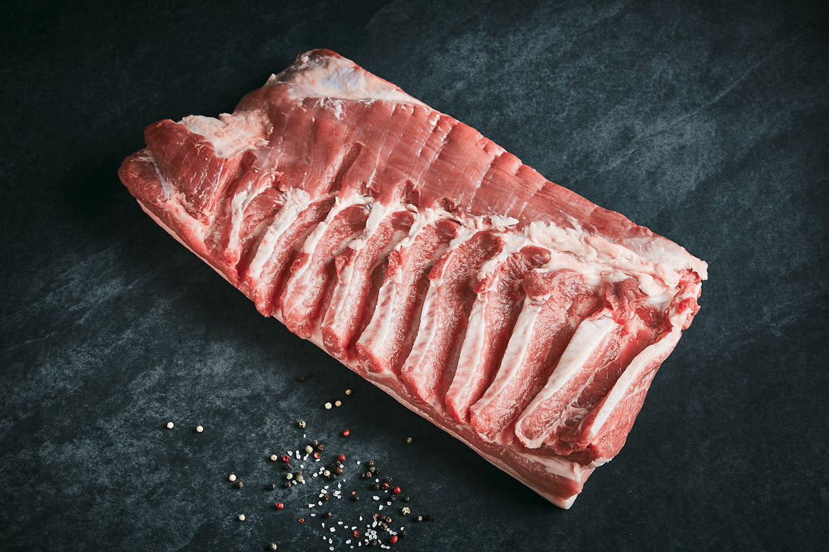 Das Bild zeigt Land.Luft Bio Schweinebauch am Stück. Das hochwertige Schweinefleisch eignet sich perfekt für Braten, Schmorgerichte oder Grillgerichte. Zart, saftig und voller Geschmack. Jetzt online kaufen und bequem nach Hause liefern lassen.